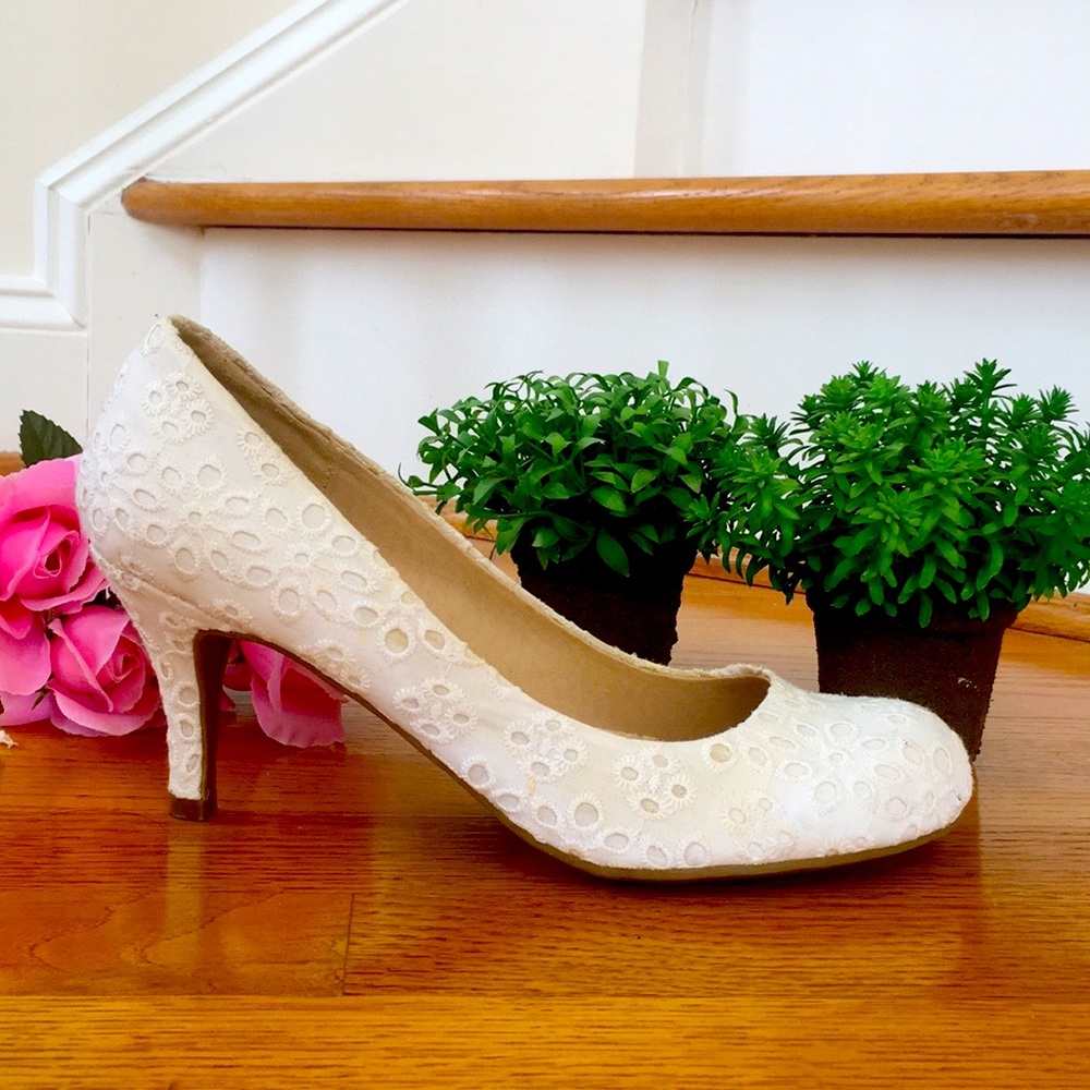 CL by Laundry Shoes Size 7.5 White Flower Eyelet Pumps